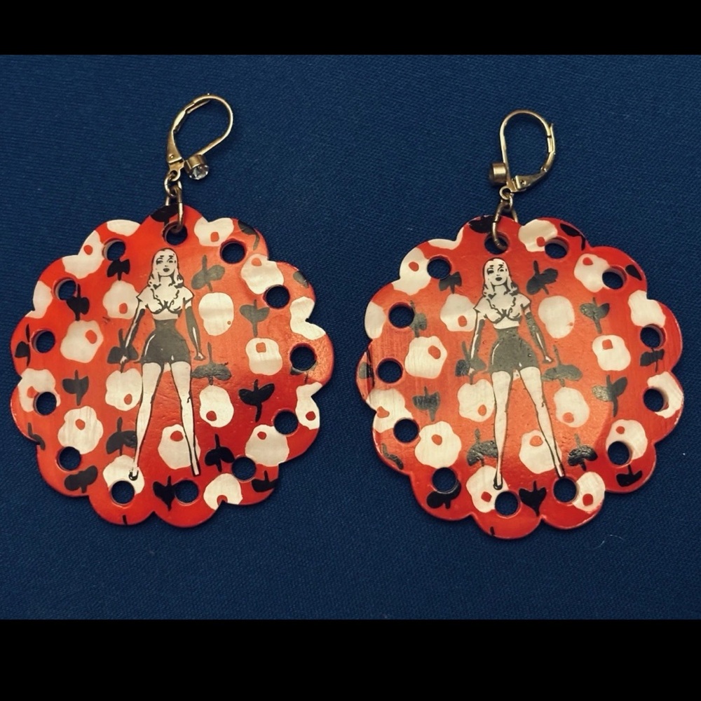 Rare Betsey Johnson Shell Red Black White Retro PinUp Girl Scalloped Earrings